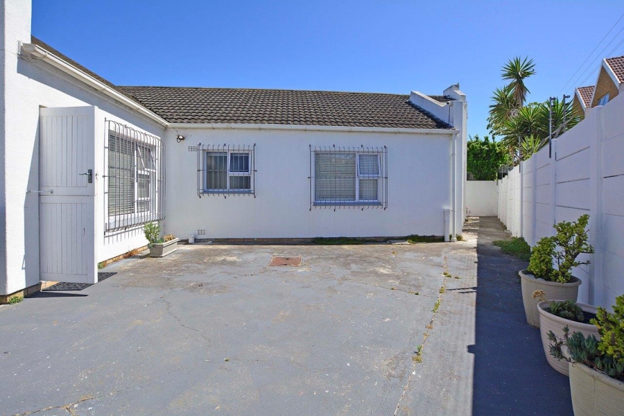 3 Bedroom Property for Sale in Waves Edge Western Cape